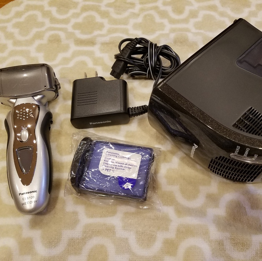 Panasonic Wet/Dry Electric Razor - Picture 3 of 6